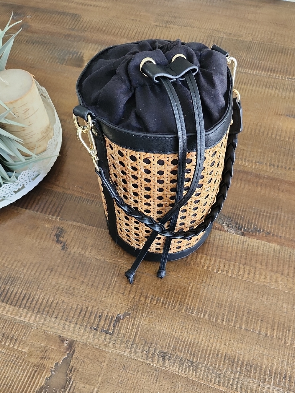 TommY Bahama Black and Tan Woven Bucket Bag - Stylish Drawstring Handbag